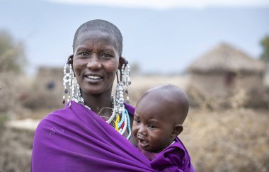 Arusha, Tanzanya, 7 Eylül 2019: çocuklu maasai kadın