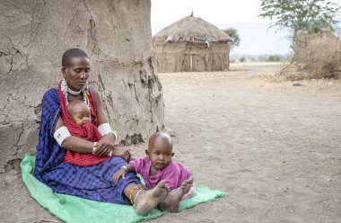 Arusha, Tanzanya, 7 Eylül 2019: çocuklu maasai kadın