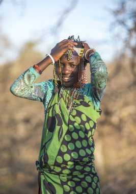 Eyasi Gölü, Tanzanya, 12 Eylül 2019: Yaşadığı doğada geleneksel giyimli Hadzabe kadını