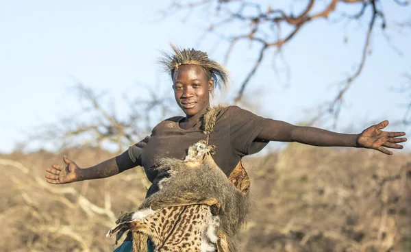 Lake Eyasi Tansania September 2019 Hadzabe Man Bedeckt Mit Tierfellen — Stockfoto