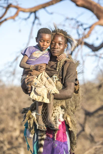 See Eyasi Tansania September 2019 Hadzabe Mann Mit Kind Bedeckt — Stockfoto