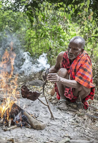 Arusha Tanzanya Eylül 2019 Masai Adam Ateşte Pişiriyor — Stok fotoğraf