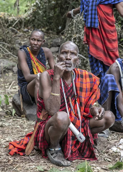 Arusha Tanzanya Eylül 2019 Kampında Masai Erkekleri Pişirip Yiyorlar — Stok fotoğraf