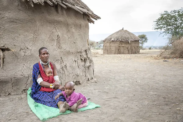 Arusha, Tanzanya, 7 Eylül 2019: çocuklu maasai kadın
