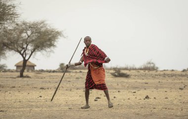 Arusha, Tanzanya, 8 Eylül 2019: Masai adam mızrak fırlatıyor