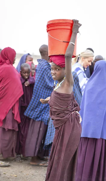 2019年9月8日 坦桑尼亚阿鲁沙 Maasai女孩头顶着水桶 — 图库照片