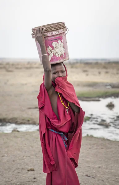 Arusha Tanzania Settembre 2019 Ragazza Maasai Che Porta Testa Secchio — Foto Stock