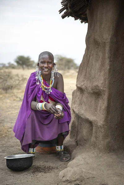 Arusha Tansania September 2019 Massai Frau Vor Einem Massai Heim — Stockfoto