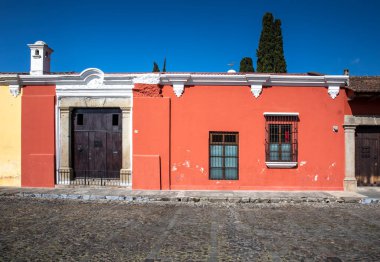 Antigua, Guatemala, 28 Şubat 2020: Guatemala 'da renkli Antigua binaları