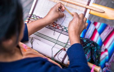 Yakın plan el dokuması eşarp desenleri.