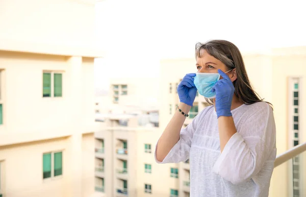 Frau Mittleren Alters Medizinischer Maske Auf Balkon Bei Virusausbruch — Stockfoto