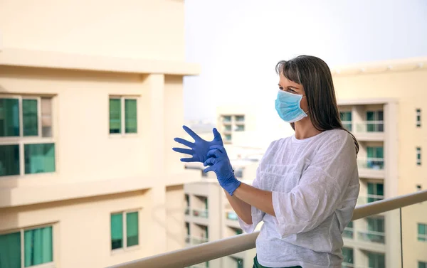 Frau Mittleren Alters Zieht Bei Virusausbruch Gummihandschuhe — Stockfoto