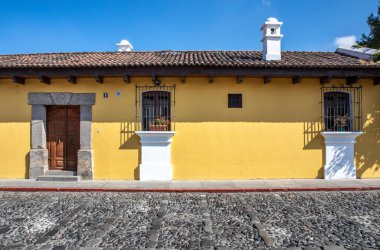 Antigua, Guatemala, 3 Mart 2020: Antigua, Guatemala 'daki sarı koloni evi