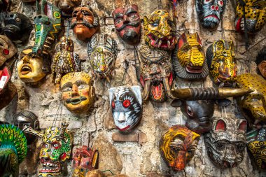 Antigua, Guatemala 'da geleneksel maskelerle kaplı duvar