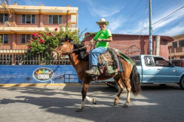 Atitlan Gölü, Guatemala, 1 Mart 2020: Mayalı adam sokaklarda at üstünde seyahat ediyor