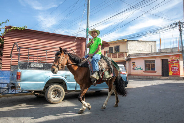 Озеро Атитлан, Гватемала, 1 марта 2020 года: майя путешествует на лошади по улицам
