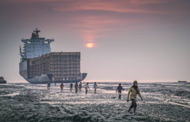 Chittagong, Bangladeş, 24 Şubat 2016: Chittagong gemisinin tersanesinde işçiler