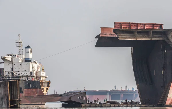 Chittagong Bangladesh 24Th February 2016 Workers Chittagong Ship Breaking Yard — Stock Photo, Image