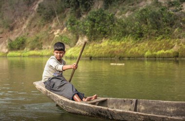 Chittagong, Bangladeş, 25 Şubat 2016: Yedek teknesiyle nehir kenarındaki Bangladeşli çocuk