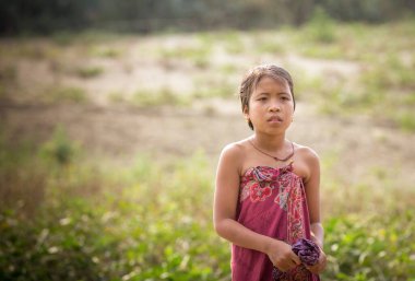 Chittagong, Bangladeş, 25 Şubat 2016: Bangladeşli kadınlar nehirde bulaşık yıkıyor ve çamaşırlarını yıkıyorlar