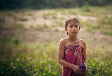 Chittagong, Bangladeş, 25 Şubat 2016: Bangladeşli kadınlar nehirde bulaşık yıkıyor ve çamaşırlarını yıkıyorlar