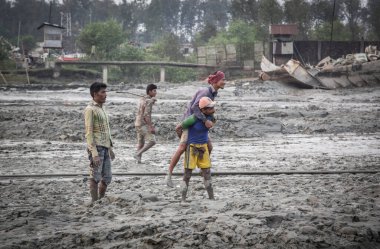 Chittagong, Bangladeş, 24 Şubat 2016: Chittagong gemisinin tersanesinde işçiler