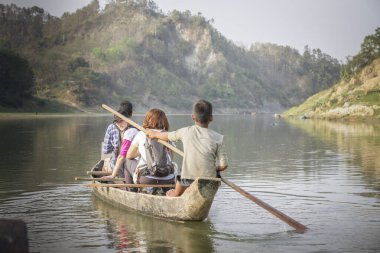 Chittagong, Bangladeş, 25 Şubat 2016: Bangladeş kırsalında seyahat eden turistler
