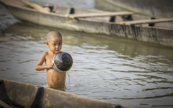 Chittagong Bangladesz Lutego 2016 Bangladeshi Chłopiec Kąpiący Się Rzece — Zdjęcie stockowe