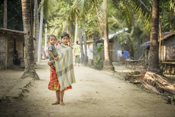 2016年2月25日 孟加拉国吉大港 孟加拉国农村地区的班格鲁妇女及其子女 — 图库照片