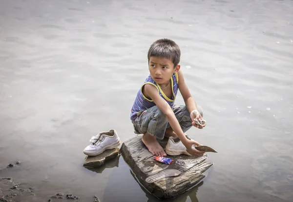 2016年2月25日 孟加拉国吉大港 孟加拉男孩在河里洗鞋 — 图库照片
