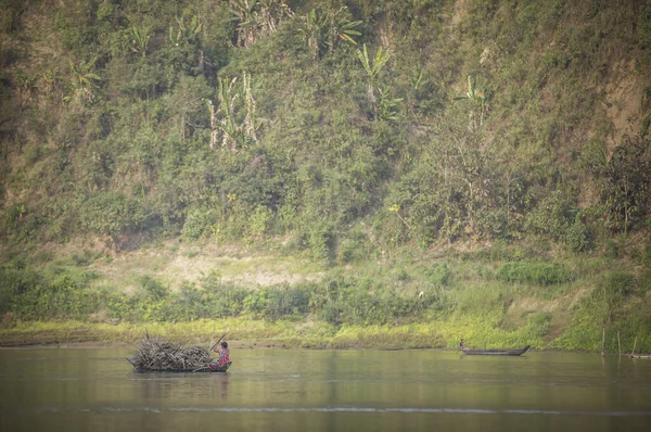 Chittagong Bangladesh Februari 2016 Vrouw Dugout Boot Een Rivier Met — Stockfoto