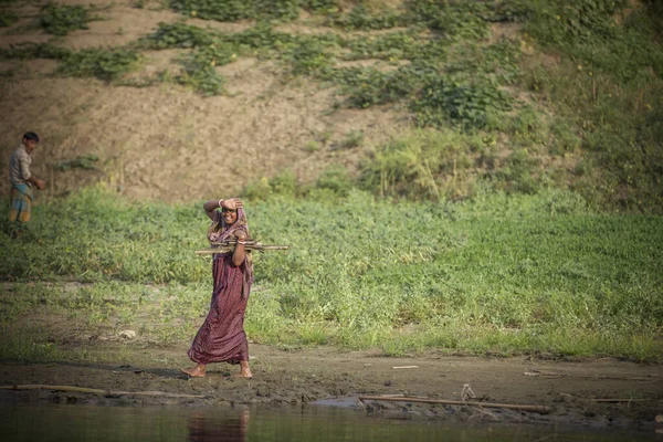 Читтагонг Бангладеш Февраля 2016 Года Женщина Вырытой Лодке Реке Путешествующая — стоковое фото