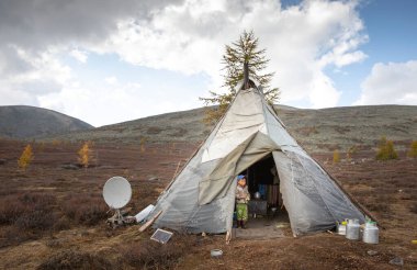 Tsaatan çocuğu Kuzey Moğolistan 'daki yurdunun kapısında