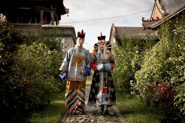 Молода Монгольська Пара Традиційному Одязі Xiii Століття Храмовому Саду Улан — стокове фото