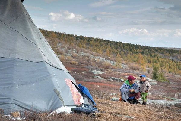 Uomo Tsaatan Bambino Vicino Alla Loro Yurta Nel Nord Della — Foto Stock