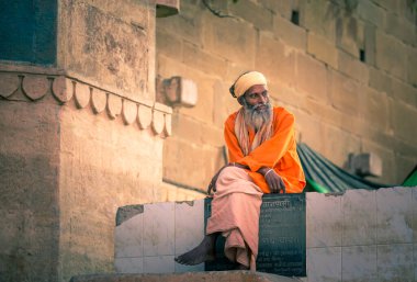 Varanais, Hindistan, 13 Kasım 2015: Ganj nehrinin kenarında dinlenen Hindu baba
