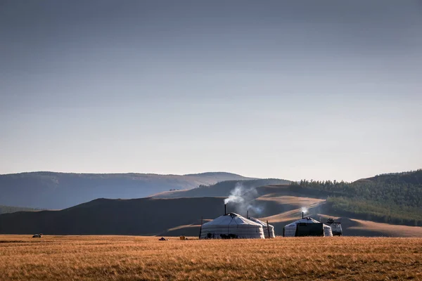 モンゴルの風景の中のユルトから煙が出てきます — ストック写真
