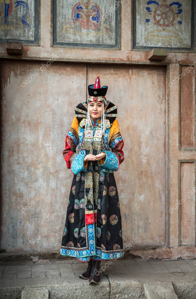 https://st4.depositphotos.com/9597332/40304/i/950/depositphotos_403044320-stock-photo-beautiful-mongolian-woman-traditional-clothing.jpg