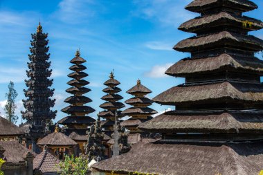 Pura Penataran Agung, Bali Endonezya 'daki Besakih tapınağının çatıları