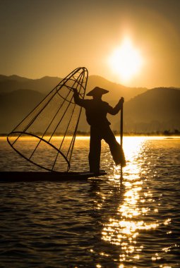 Göl, Inle, Myanmar, 17 Kasım 2014: Inle Gölü balıkçısı gün doğumunda bizim balıkçılığımız sırasında