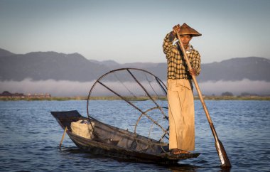 Göl, Inle, Myanmar, 17 Kasım 2014: Inle Gölü balıkçısı gün doğumunda bizim balıkçılığımız sırasında