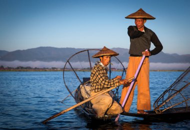 Göl, Inle, Myanmar, 17 Kasım 2014: Inle Gölü balıkçısı gün doğumunda bizim balıkçılığımız sırasında