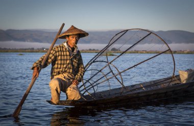 Göl, Inle, Myanmar, 17 Kasım 2014: Inle Gölü balıkçısı gün doğumunda bizim balıkçılığımız sırasında