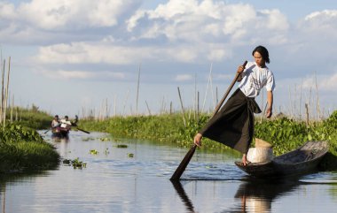 Inle Gölü, Myanmar, 16 Kasım 2014: Inle Gölü, Myanmar - Göl kıyısında bir köy
