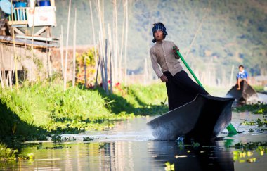 Inle Gölü, Myanmar, 16 Kasım 2014: Inle Gölü, Myanmar - Göl kıyısında bir köy