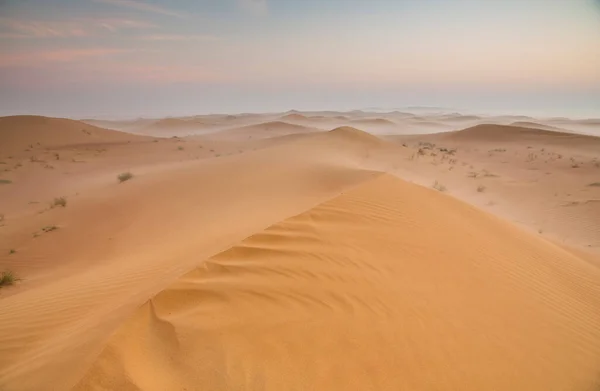 Wschód Słońca Nad Zamgloną Pustynią Pobliżu Dubaju — Zdjęcie stockowe