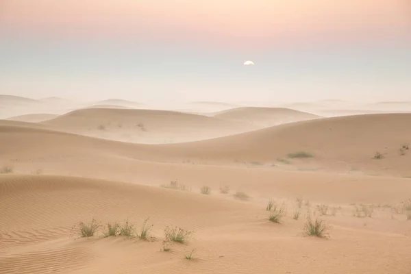 Východ Slunce Nad Zamlženou Pouští Poblíž Dubaje — Stock fotografie