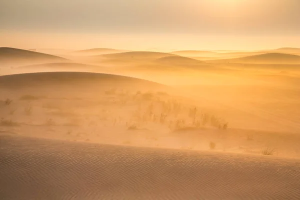 Napkelte Egy Ködös Sivatag Felett Dubai Közelében — Stock Fotó