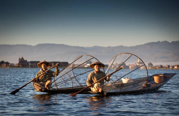 Озеро Инле Мьянма Ноября 2014 Рыбаки Озера Инле Ловят Рыбу — стоковое фото