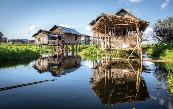Schilderachtige Foto Van Huizen Aan Het Meer Inle Myanmar — Stockfoto